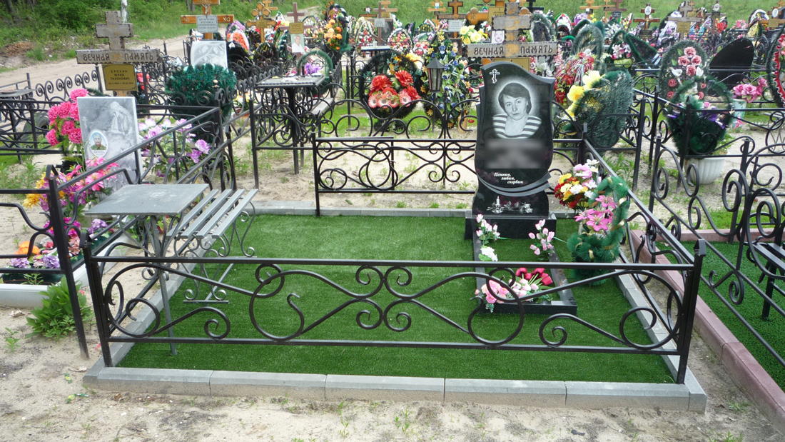 Обустройство могилы на кладбище фото с искусственным газоном